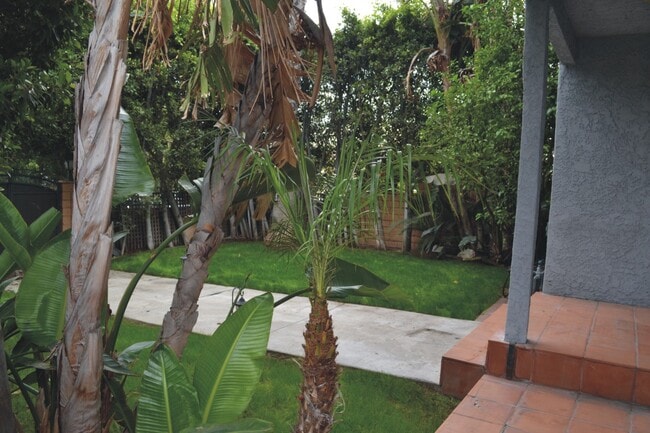 6407 Gentry Ave in North Hollywood, CA - Foto de edificio - Building Photo