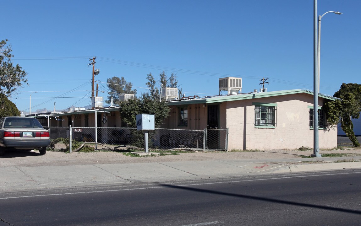 302 W Irvington Rd in Tucson, AZ - Building Photo