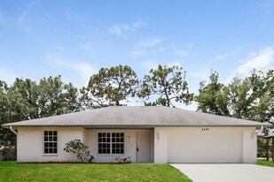 4239 Dekle Ave in North Port, FL - Building Photo