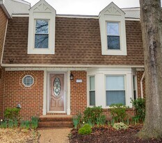 1026 Tottenham Ln in Virginia Beach, VA - Building Photo