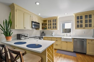 3406 W Government Way in Seattle, WA - Foto de edificio - Building Photo