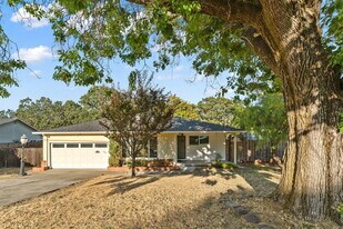 200 Los Ranchitos Rd in San Rafael, CA - Building Photo