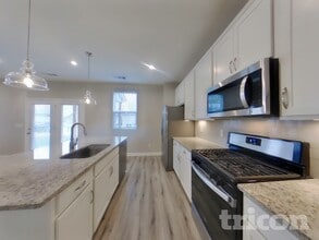 2063 Neill Ln in Cross Plains, TN - Foto de edificio - Building Photo