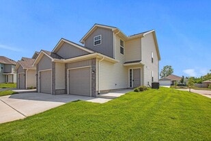 Oak Woods Townhomes in Spring Hill, KS - Building Photo