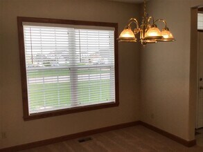 408 Sherman Ln in Poplar Grove, IL - Foto de edificio - Building Photo