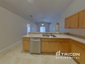 1074 Worthington Dr in Deltona, FL - Foto de edificio - Building Photo