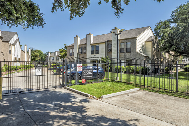 Sherbrook Square Townhomes in Houston, TX - Building Photo - Building Photo