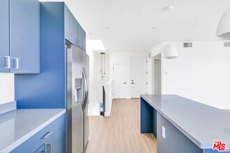 747 Lillian Way in Los Angeles, CA - Building Photo - Building Photo