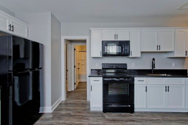 104 Moore St in Agawam, MA - Building Photo - Building Photo