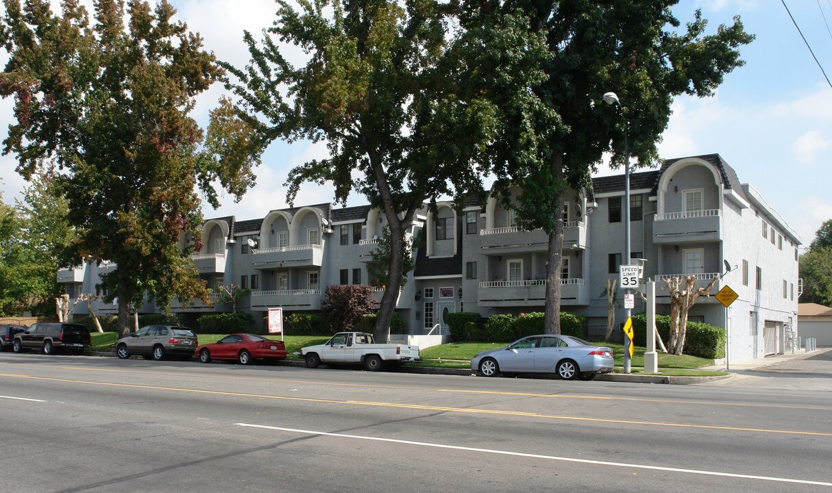 6030 Woodman Ave in Van Nuys, CA - Building Photo