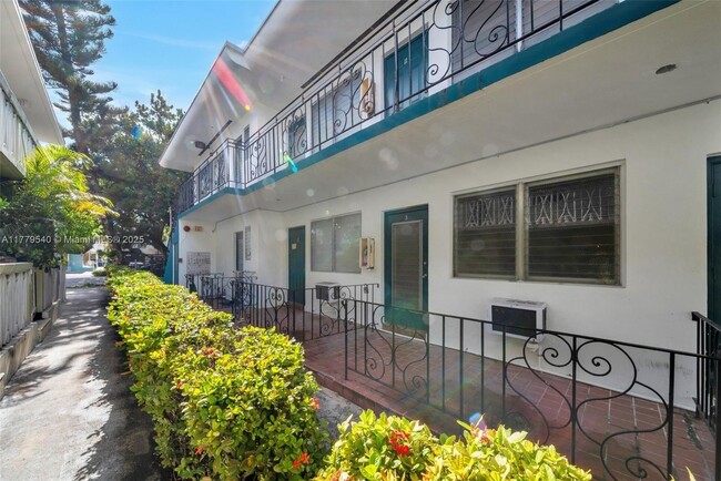 934 Meridian Ave in Miami Beach, FL - Building Photo - Building Photo