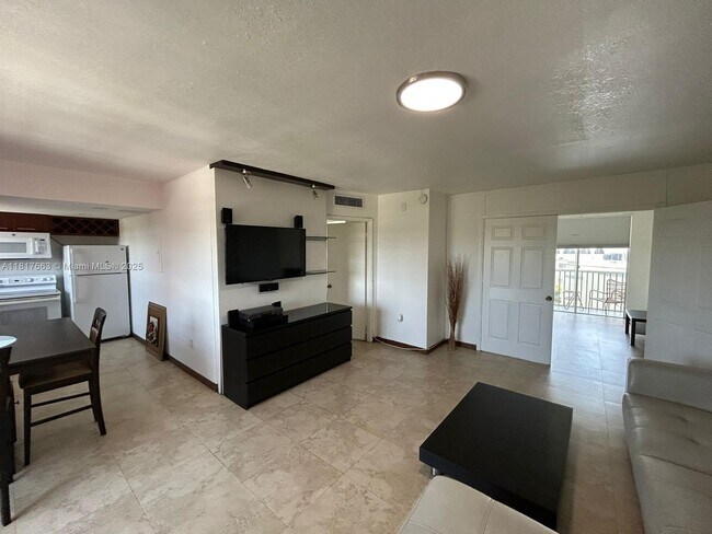 1700 NE 191st St in Miami, FL - Building Photo - Building Photo