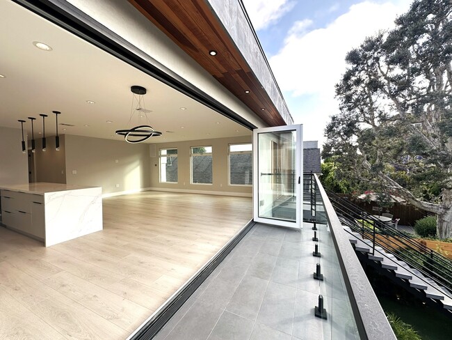 38 Paloma Ave, Unit Penthouse in Venice, CA - Foto de edificio - Building Photo
