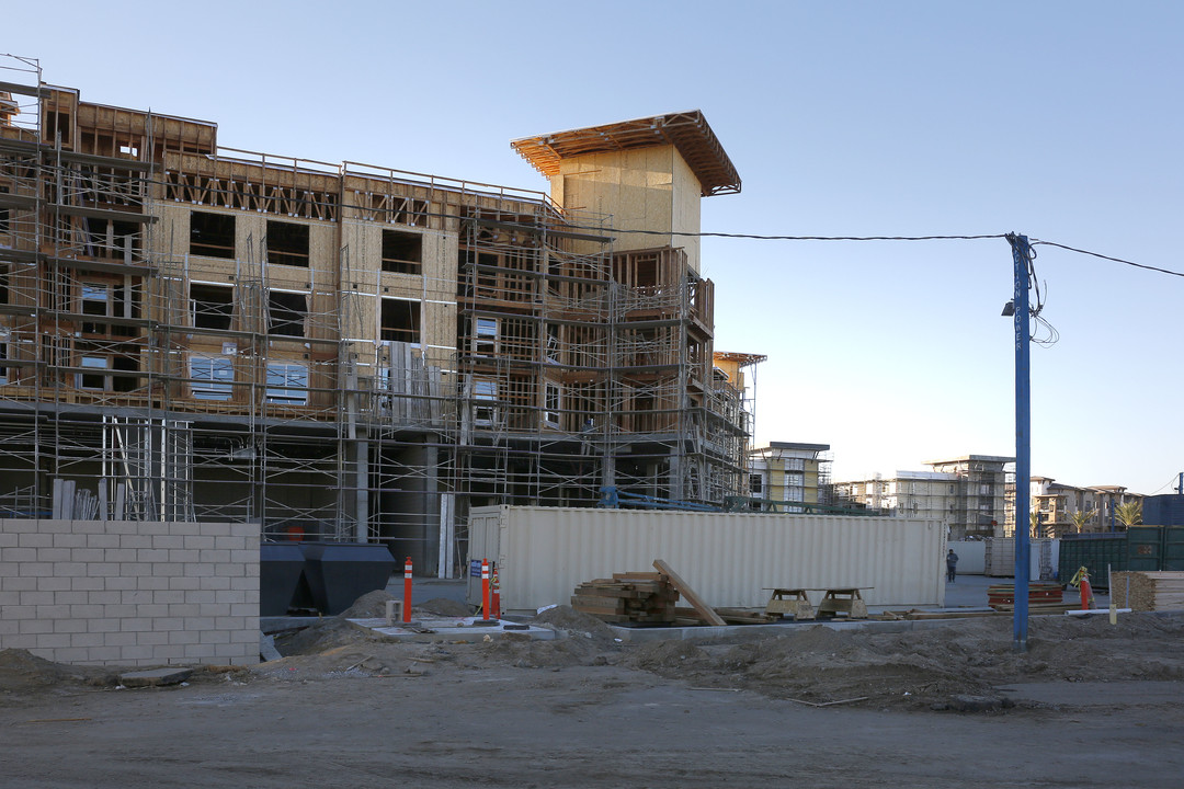 492 N Main St in Corona, CA - Building Photo