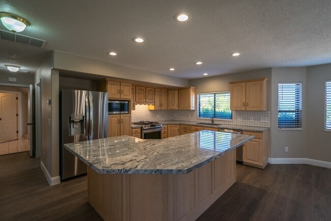 1187 Lizzie Ln