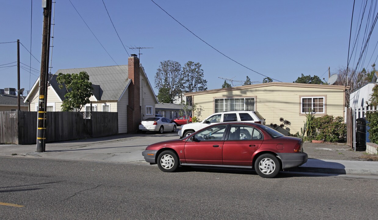 2079-2083 Thurin St in Costa Mesa, CA - Building Photo