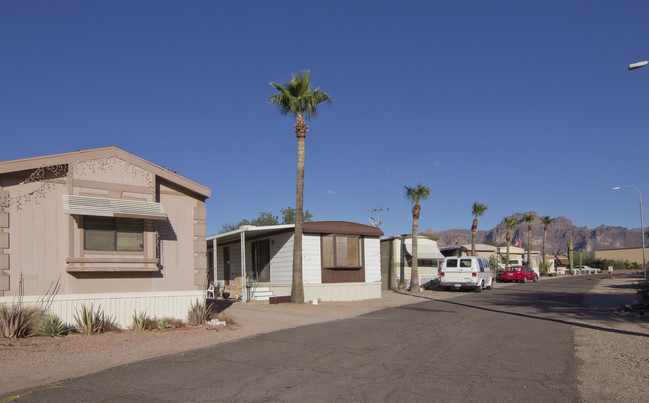 2100 E Roundup St in Apache Junction, AZ - Foto de edificio - Building Photo