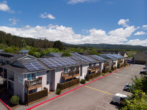 Parkway Apartments in Arcata, CA - Foto de edificio - Building Photo