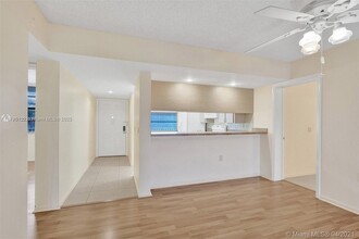 1715 Whitehall Dr in Davie, FL - Foto de edificio - Building Photo