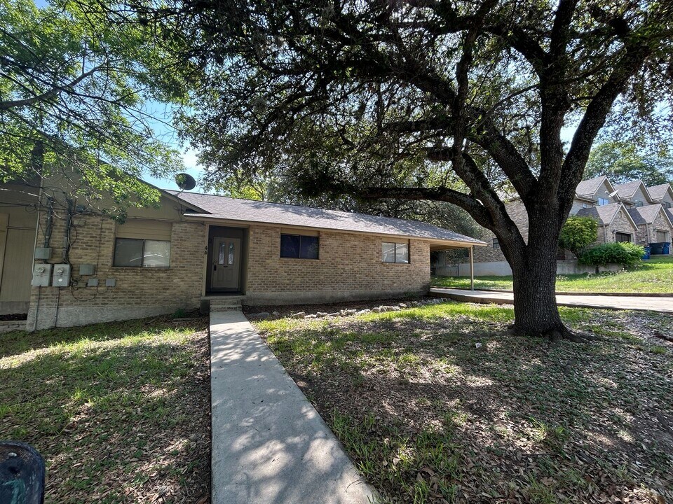 44 Royal Crest in New Braunfels, TX - Building Photo
