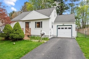 302 Twin Elms Ln in Syracuse, NY - Building Photo