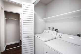 Vineland Gardens in Studio City, CA - Building Photo - Interior Photo