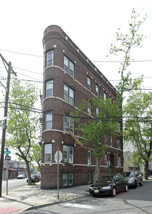 15 Storms Ave in Jersey City, NJ - Building Photo