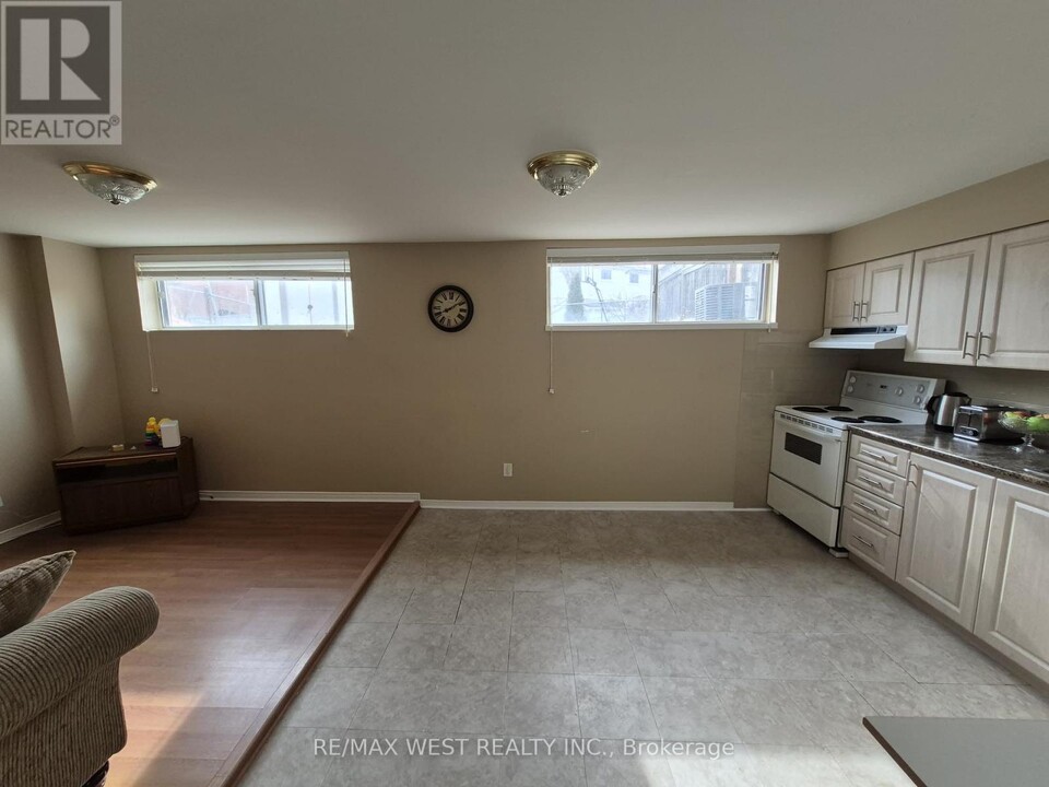 14 Ardglen Dr in Brampton, ON - Building Photo