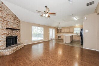 1033 Weaver St in Cedar Hill, TX - Foto de edificio - Building Photo