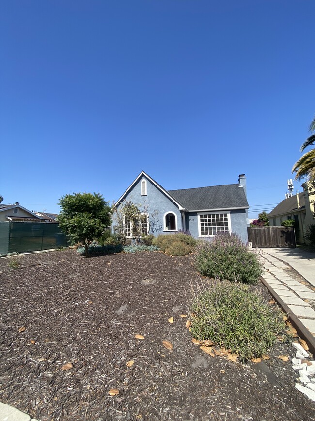 property at 5428 S Victoria Ave
