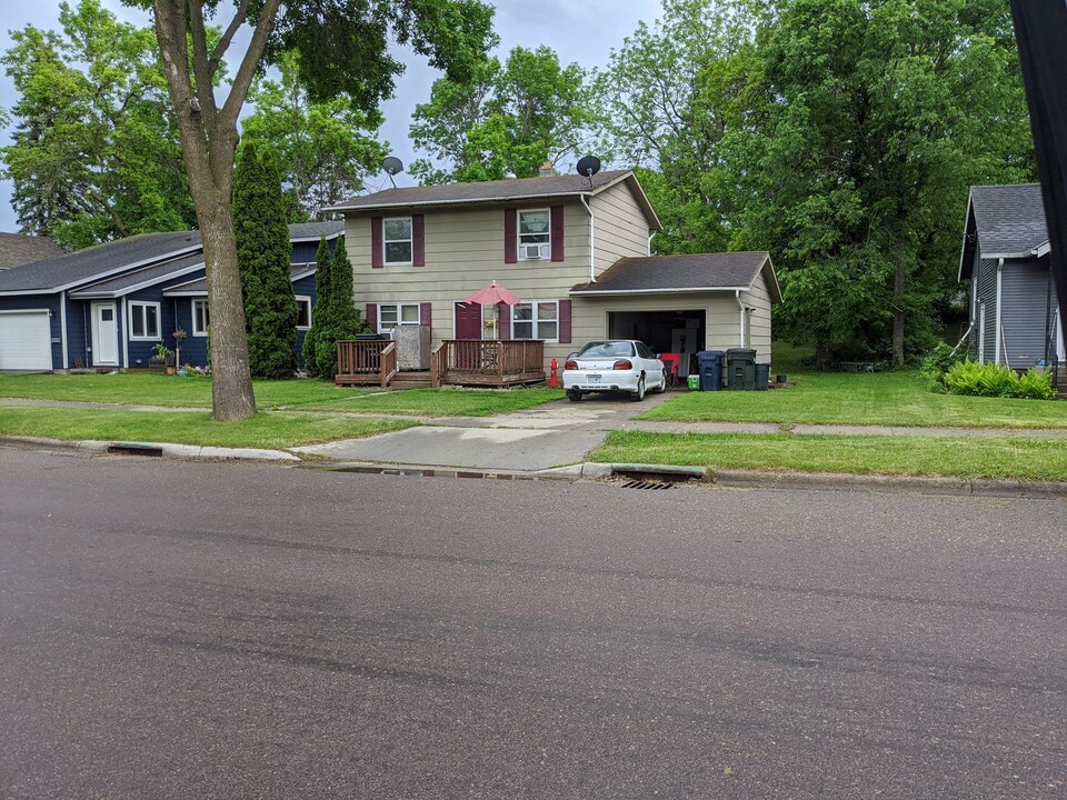 209 W Channing Ave in Fergus Falls, MN - Building Photo