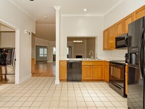 8870 Villa La Jolla Dr in San Diego, CA - Building Photo - Building Photo