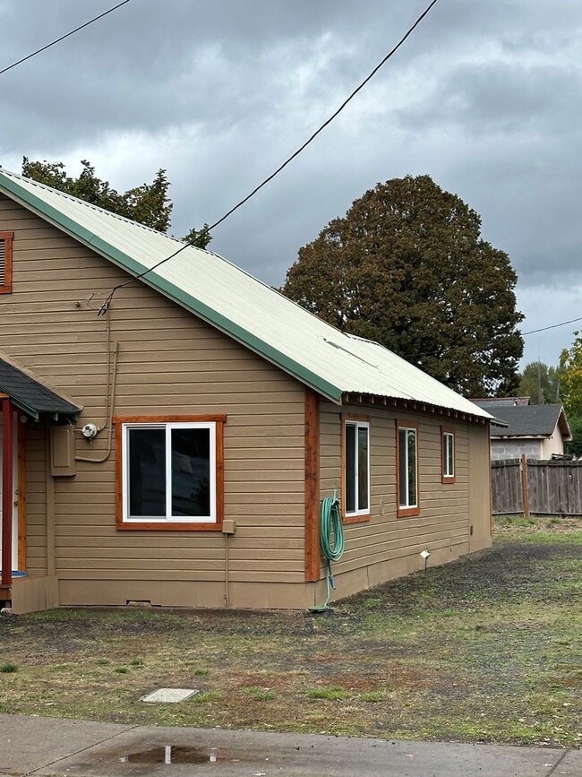 1425 22nd Ave in Sweet Home, OR - Building Photo - Building Photo