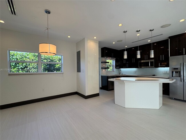 2209 Red Rd in Miami, FL - Building Photo - Building Photo