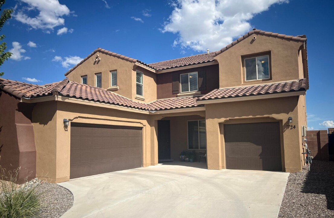 1724 Cooke Canyon Dr in Albuquerque, NM - Building Photo