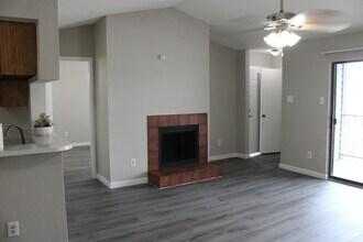 98 Isaacks Rd, Unit 104 in Humble, TX - Foto de edificio - Building Photo