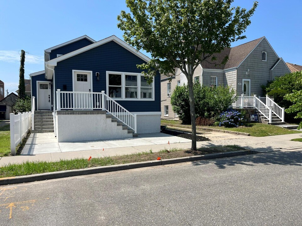 562 E Market St in Long Beach, NY - Building Photo