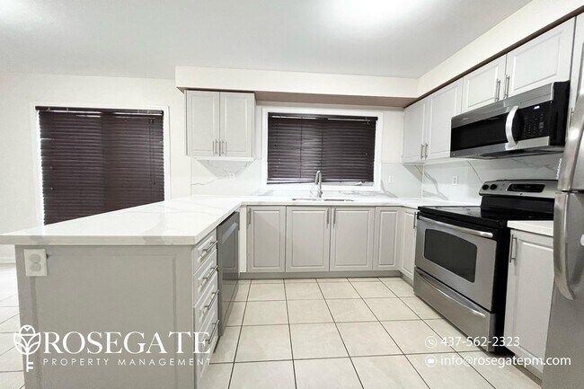 Bright & Modern 3-Bed Townhome in Ancaster in Hamilton, ON - Building Photo - Building Photo