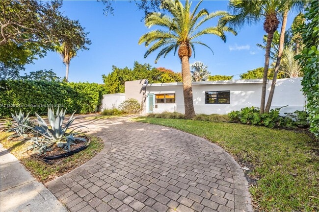 1965 Alamanda Dr in North Miami, FL - Building Photo - Building Photo