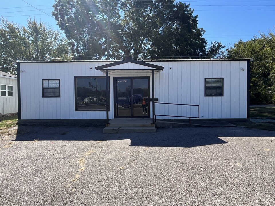 601 W Main St in Ada, OK - Building Photo