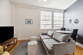 925 Common St in New Orleans, LA - Building Photo - Building Photo