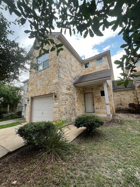 7504 Lazy Creek Dr in Austin, TX - Building Photo