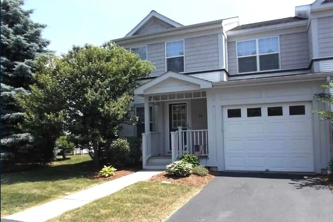 58 Stonington Cir in South Burlington, VT - Building Photo