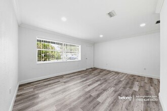 980 NW 200th Terrace in Miami, FL - Building Photo - Building Photo