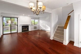 19 Woodway Rd in Stamford, CT - Building Photo - Building Photo