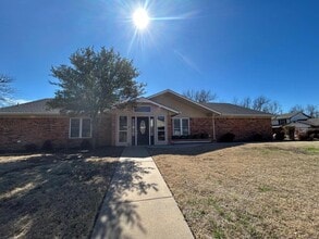 7909 NW Folkstone Way in Lawton, OK - Building Photo - Building Photo