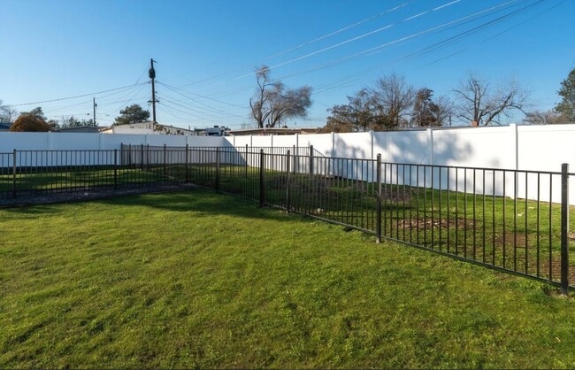 604 W Crest Dr in Moses Lake, WA - Foto de edificio - Building Photo