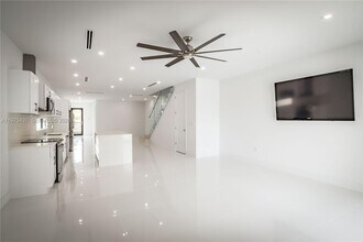 3107 SW 26th St in Miami, FL - Foto de edificio - Building Photo