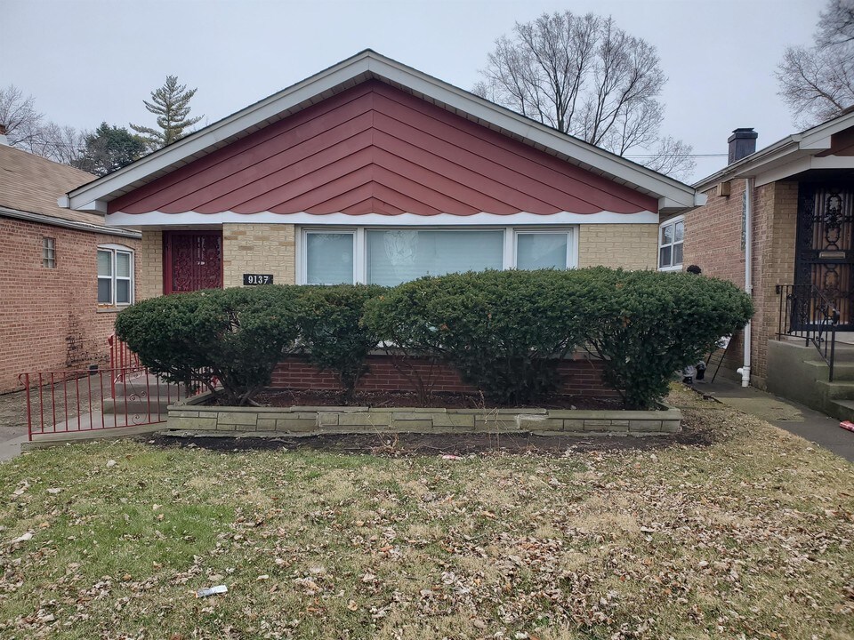 9137 S Luella Ave in Chicago, IL - Building Photo