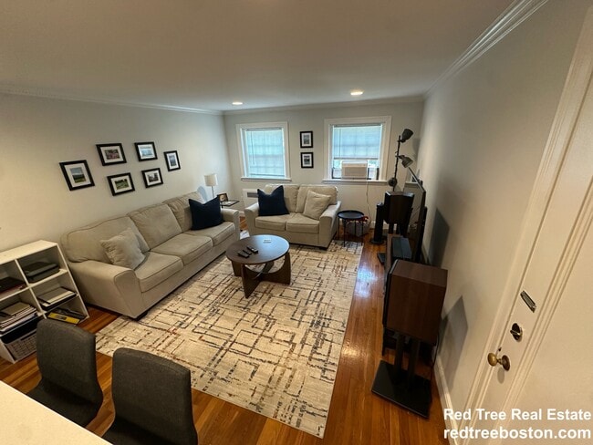 67 Wyman St, Unit 2 in Waban, MA - Foto de edificio - Building Photo